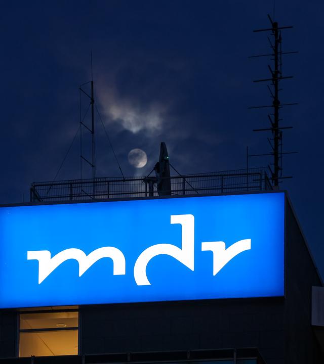 Der Mond scheint über der Programmdirektion des Mitteldeutschen Rundfunks (MDR).