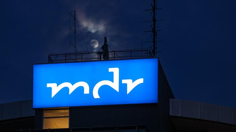 Der Mond scheint über der Programmdirektion des Mitteldeutschen Rundfunks (MDR).