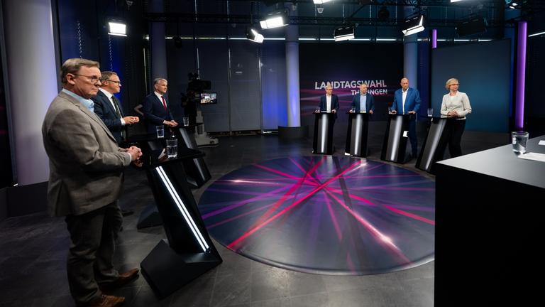 Der Thüringer Ministerpräsident und Spitzenkandidat der Partei DIE LINKE, Bodo Ramelow (l-r), der Spitzenkandidat und Landesvorsitzender der CDU Thüringen, Mario Voigt, der Spitzenkandidat und Landesvorsitzender der AfD Thüringen, Björn Höcke, der Spitzenkandidat und Landesvorsitzender der SPD Thüringen, Georg Maier, der Spitzenkandidat von Bündnis 90/Die Grünen, Bernhard Stengele, der Spitzenkandidat und Landesvorsitzender der FDP Thüringen, Thomas Kemmerich, und die Spitzenkandidatin und Landesvorsitzende des BSW, Katja Wolf. 