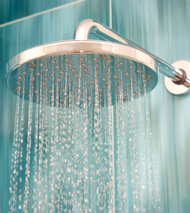 Wasser strömt aus einem Duschkopf.