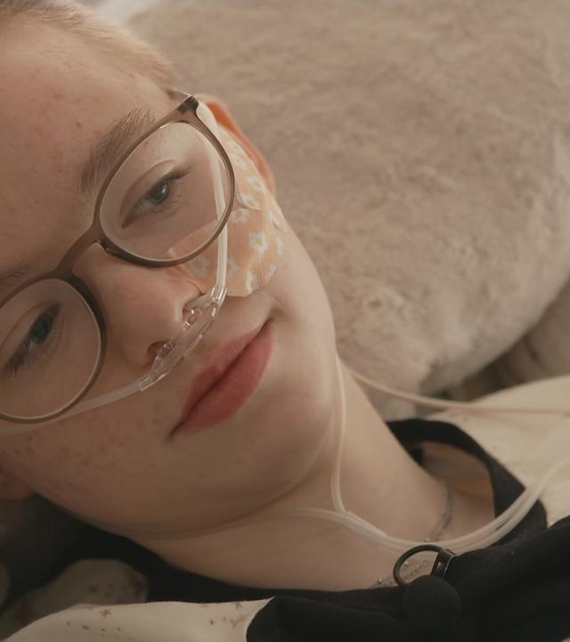 Eine ME/CFS-Erkrankte liegt im Bett.