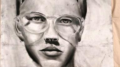 Gezeichnetes schwarz-weiß Portrait einer jungen Person mit Mittelscheitel und Brille.