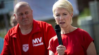 Die Ministerpräsidentin von Mecklenburg-Vorpommern, Manuela Schwesig, und Jens Strohschein, SPD-Direktkandidat für die Landtagswahl, sprechen bei einem Wahlkampftermin mit Bürgern. 
