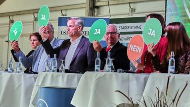 11.09.2026, Mecklenburg-Vorpommern, Mühlengeez: Sabine Firnhaber (BSW) (l-r), Uwe Ahlers (FDP), Leif-Eric Holm (AfD), Ministerpräsident-Kandidat, Till Backhaus (SPD), Landwirtschaftsminister des Landes Mecklenburg-Vorpommern, Claudia Müller (Grüne), und Beate Schlupp (CDU) bei der Wahlarena des Bauernverbandes Mecklenburg-Vorpommern auf der Mecklenburgischen Landwirtschaftsausstellung MeLa.