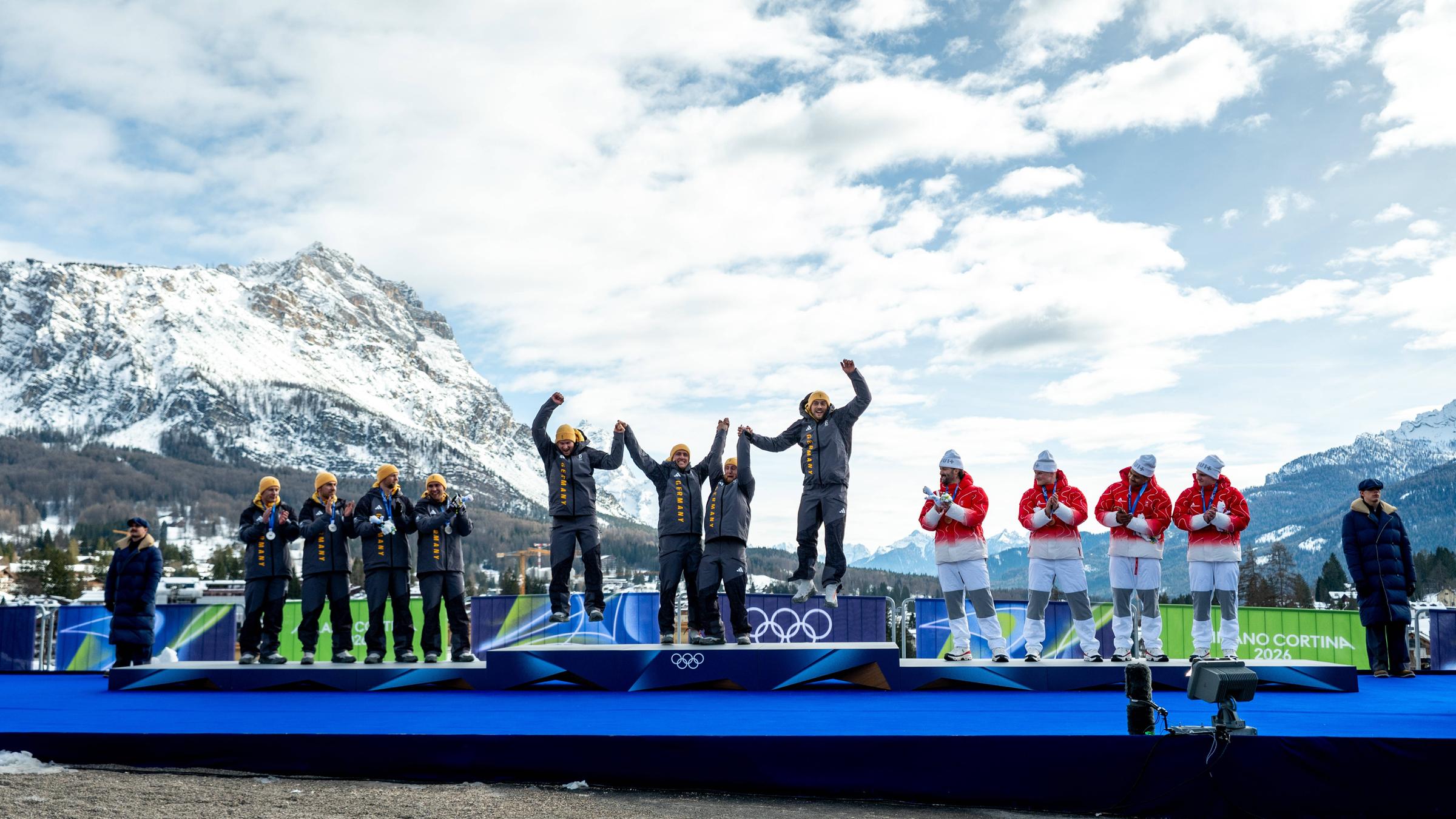 Der deutsche Viererbock jubelt über die Goldmedaille.