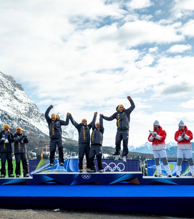 Der deutsche Viererbock jubelt über die Goldmedaille.