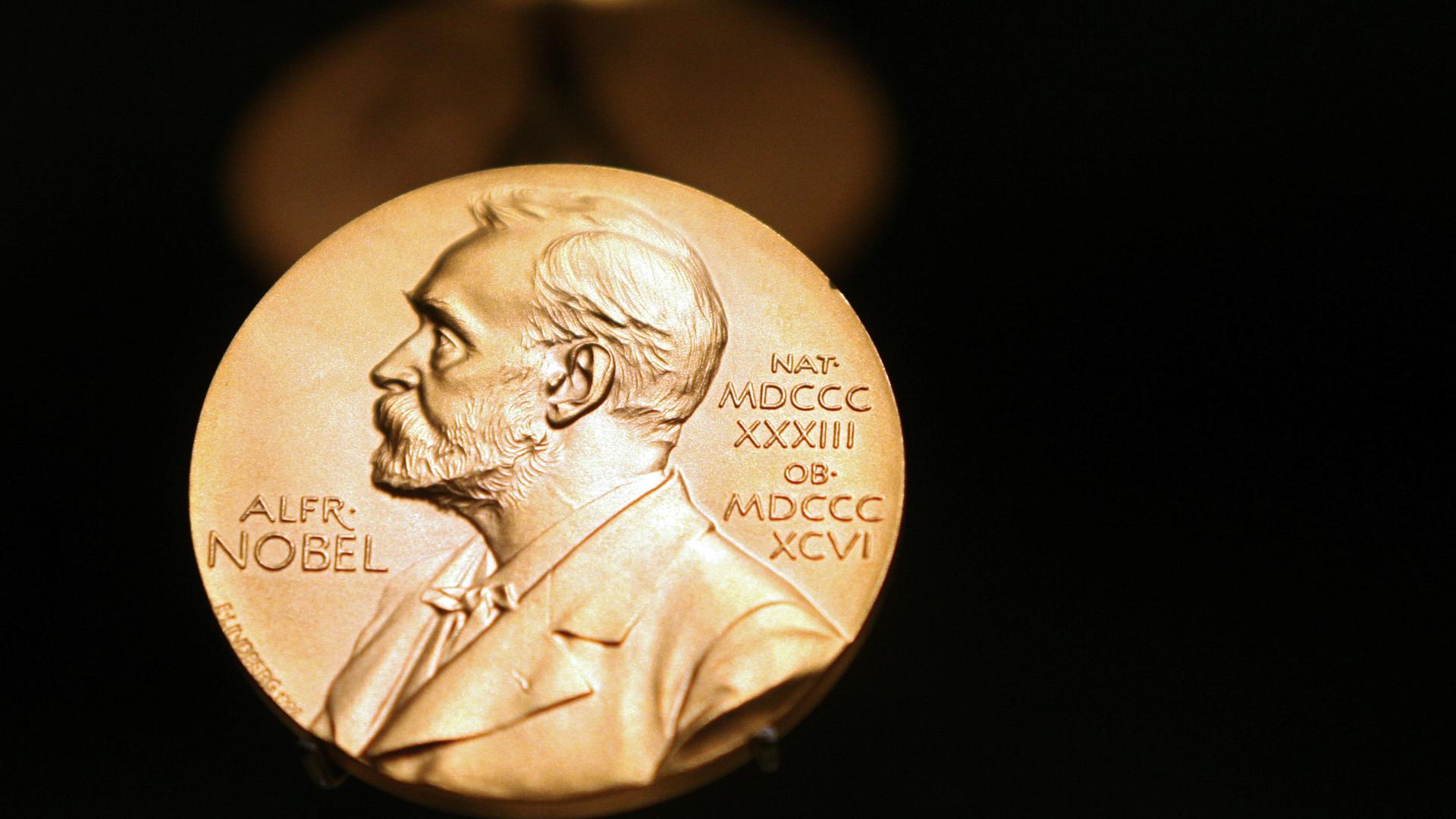 Ansicht auf die Nobelpreismedaille mit Auschrift und Profil Alfred Nobels