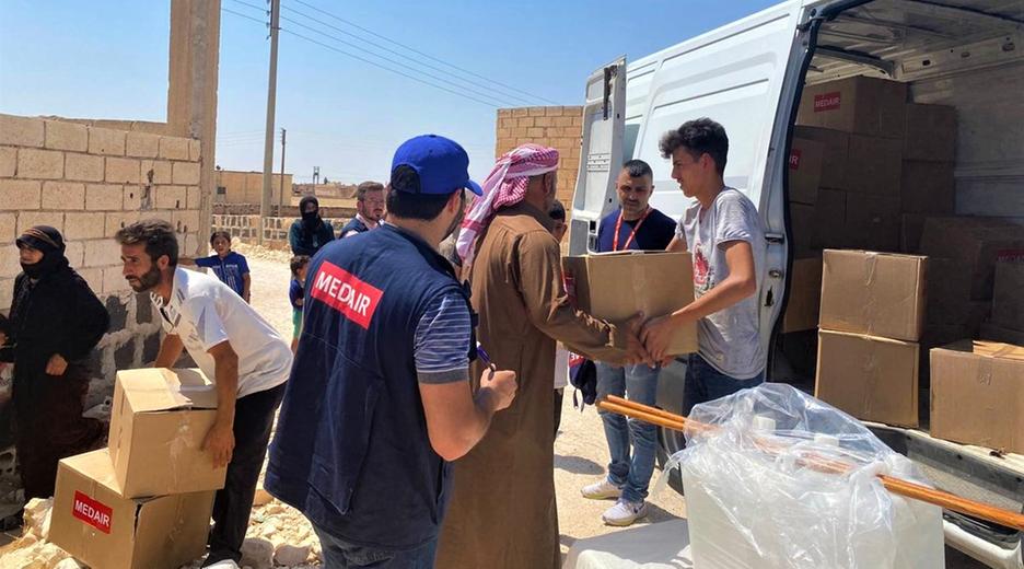 Verteilung von Kartons mit Hygieneartikeln in Syrien aus einem Laster.