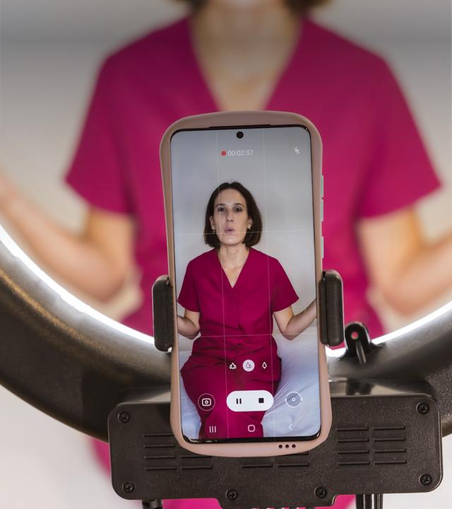 Eine Medfluencerin, die auf Social-Media vermeintliche Gesundheitstipps teilt.