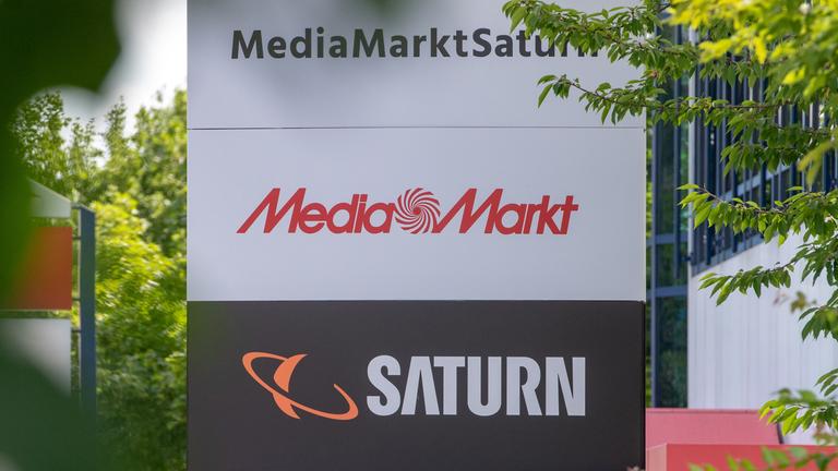 Archiv: Ein Schild mit den Schriftzügen von Media Markt und Saturn, aufgenommen vor der Firmenzentrale der MediaMarktSaturn-Gruppe. 