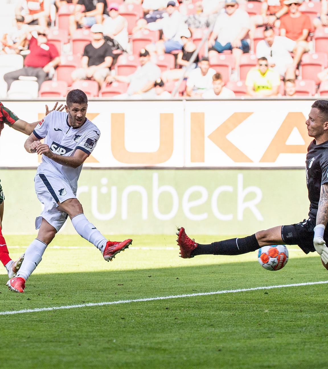 Fußball, Bundesliga, VfB Stuttgart - SpVgg Greuther Fürth: Andrej Kramaric von Hoffenheim (M) spielt auf das Tor.