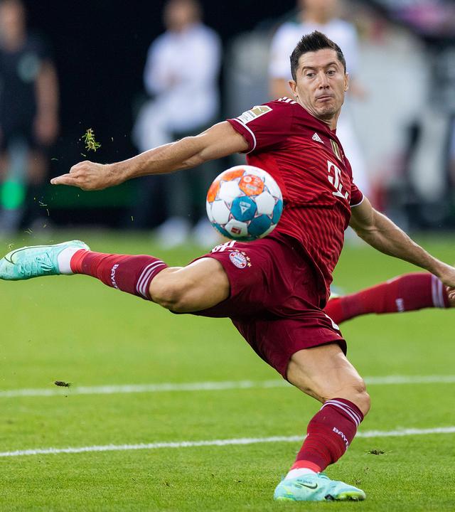 Fußball, Bundesliga, Borussia Mönchengladbach - FC Bayern München: Robert Lewandowski am Ball.