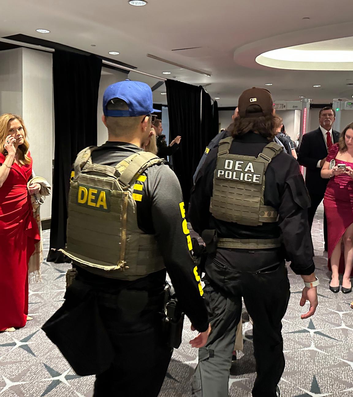 USA, Washington: Angehörige der Strafverfolgungsbehörden reagieren nach einer Vorfall vor dem Ballsaal während des White House Correspondents Dinner.