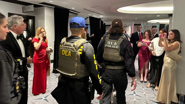 USA, Washington: Angehörige der Strafverfolgungsbehörden reagieren nach einer Vorfall vor dem Ballsaal während des White House Correspondents Dinner.