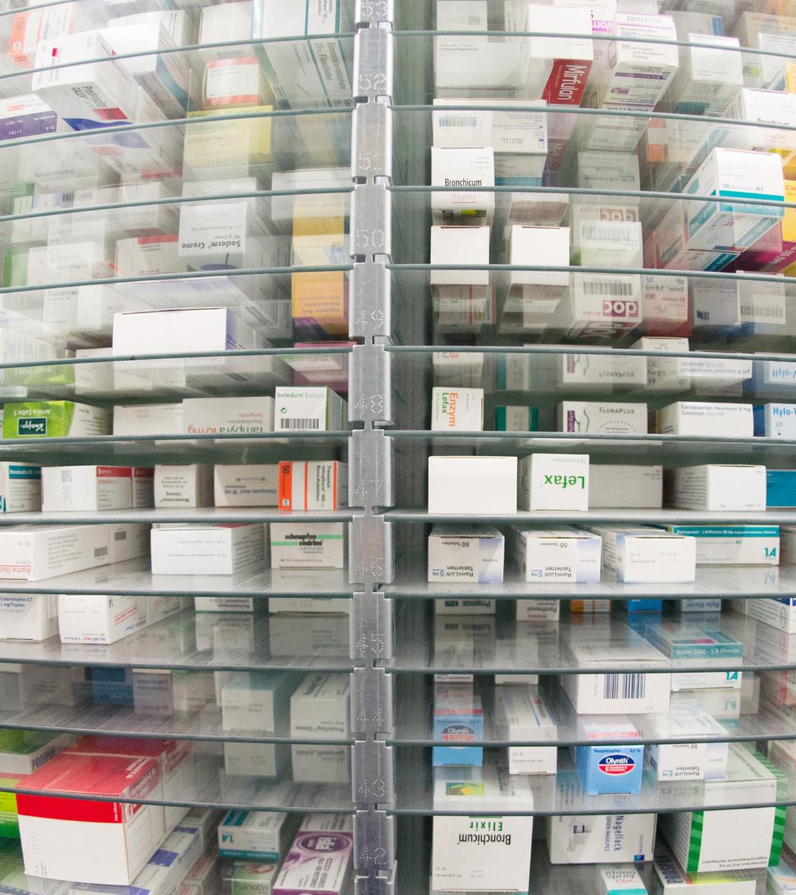 Medikamente liegen in den Regalen eines Kommissionierautomaten einer Apotheke.