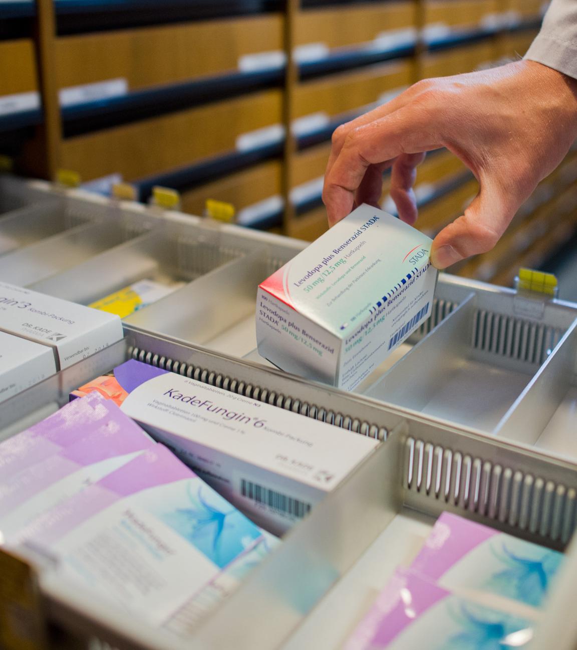 Ein Apotheker nimmt am 19.10.2016 ein verschreibungspflichtiges Medikament zur Behandlung der Parkinson-Erkrankung aus einer Schublade in einer Apotheke in Hannover (Niedersachsen) (gestellte Szene). 