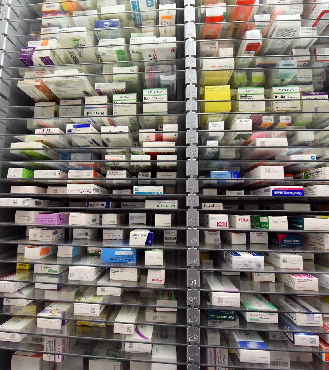 Medikamente liegen im Lager einer Apotheke