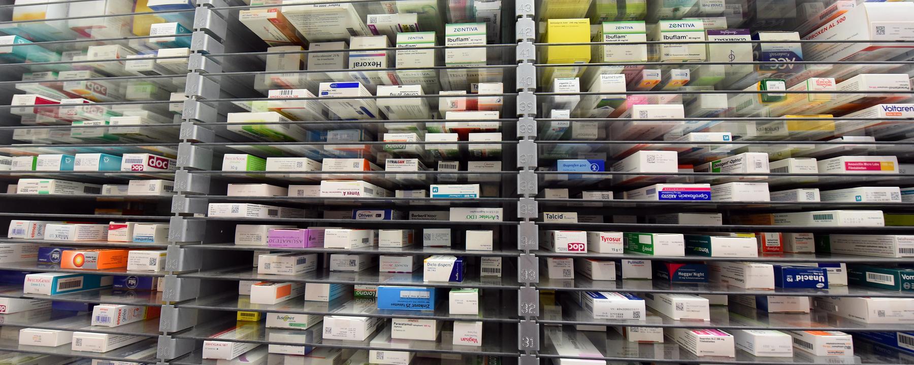 Medikamente liegen im Lager einer Apotheke