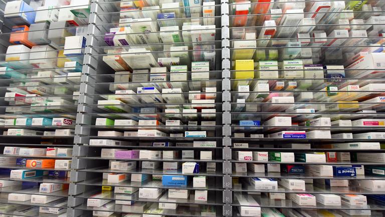 Medikamente liegen im Lager einer Apotheke