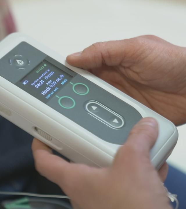 Bediengerät in einer Hand