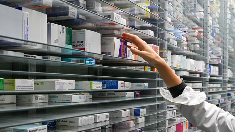 Berlin: In einer Apotheke liegen Medikamente und Arzneimittel in einem Medikamentenlager bereit.