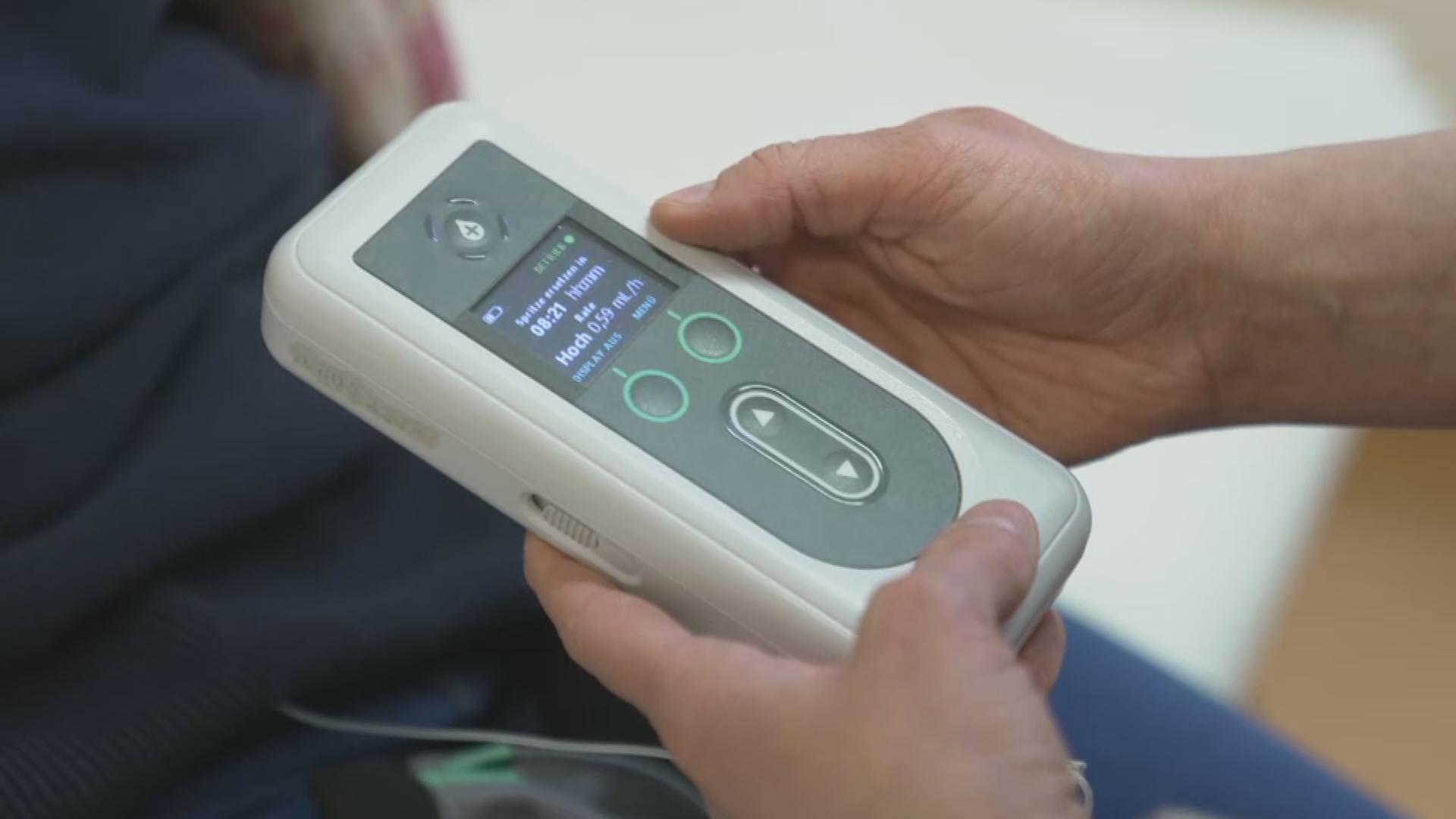 Eine Medikamentenpumpe zeigt Werte der Dosierung eines Wirkstoffs an.