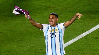 Facundo Medina feiert bei der WM 2026 den Sieg Argentiniens über die Schweiz