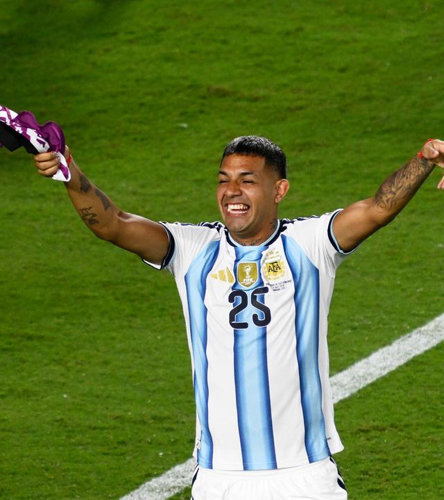 Facundo Medina feiert bei der WM 2026 den Sieg Argentiniens über die Schweiz