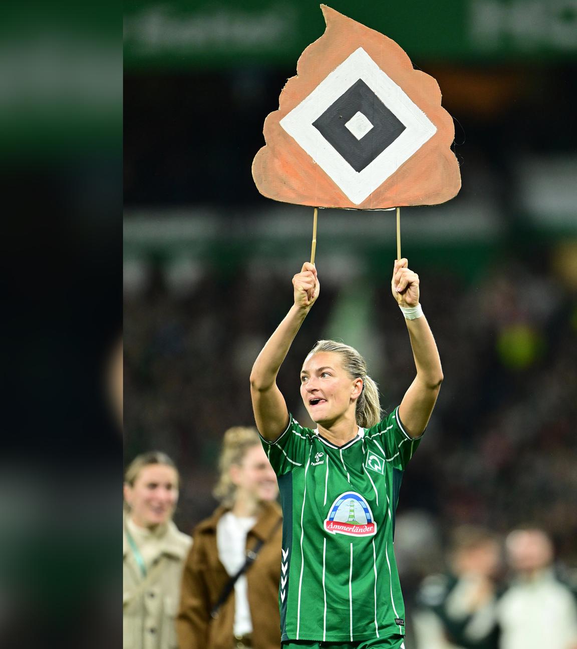 Medina Desic (Bremen) mit Plakat ''Scheiss HSV'