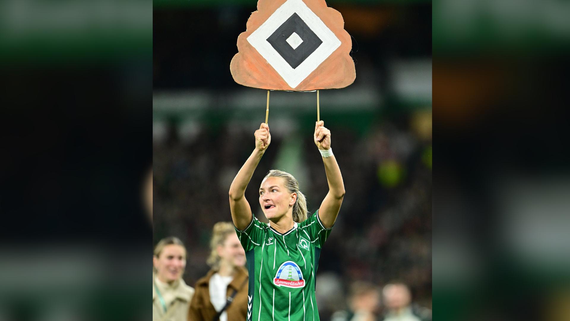 Medina Desic (Bremen) mit Plakat ''Scheiss HSV'