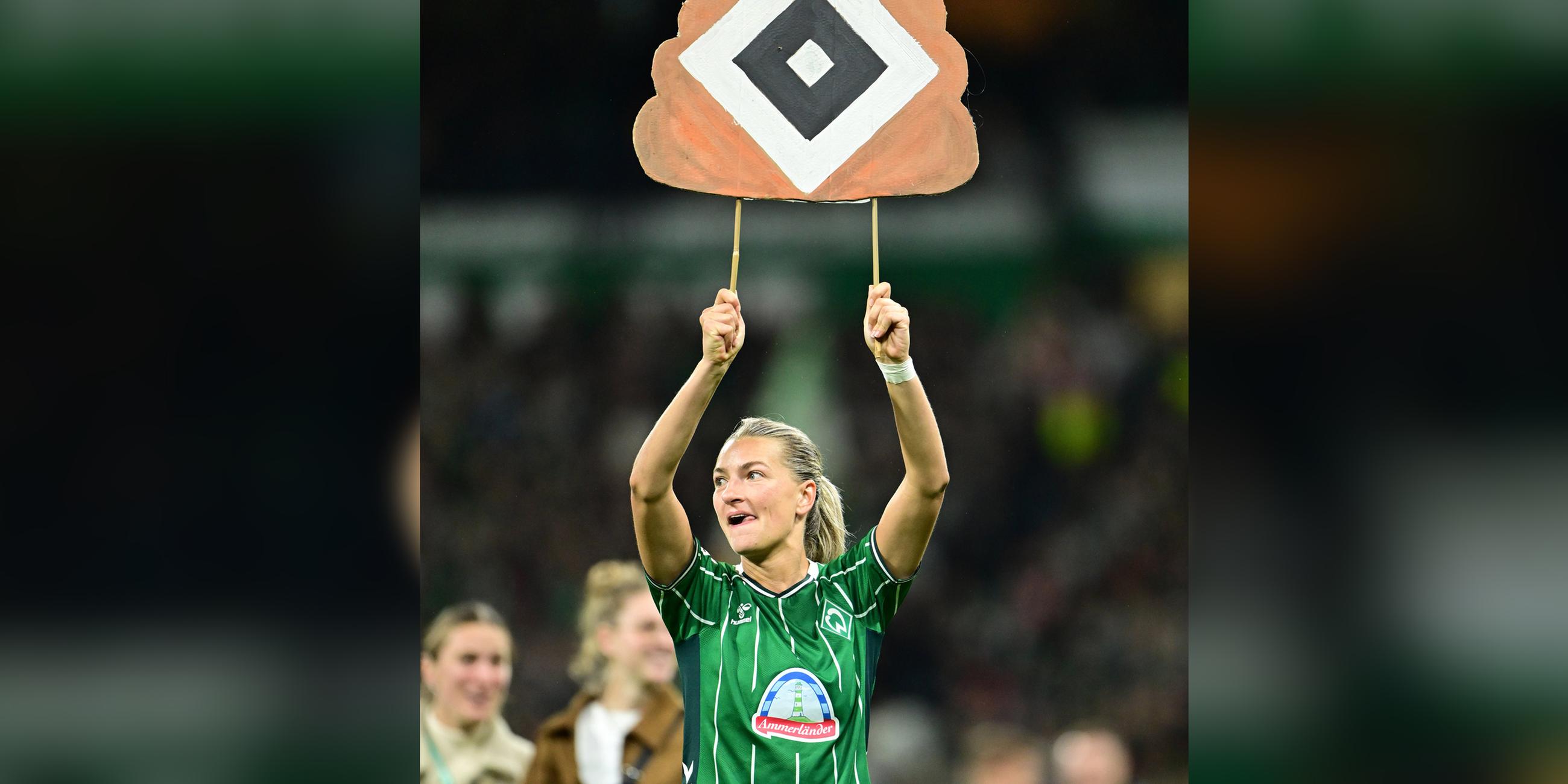 Medina Desic (Bremen) mit Plakat ''Scheiss HSV'