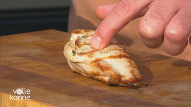 Mann hat Finger auf gegrilltem Hähnchen