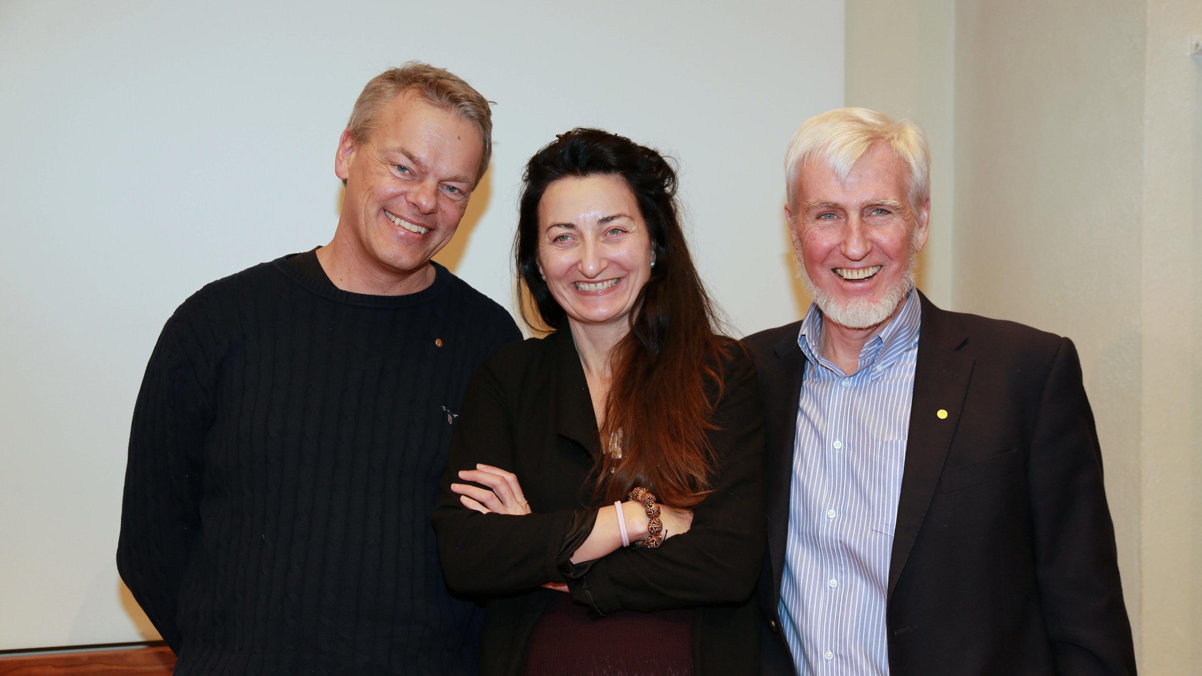 Das norwegische Ehepaar May-Britt und Edvard Moser sowie John O'Keefe (USA/Großbritannien) für die Entdeckung eines Navis im Hirn.