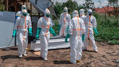 Gesundheitspersonal in Schutzkleidung holt die Leiche eines an Ebola verstorbenen Bürgers aus der Leichenhalle des Rwampara-Krankenhauses zur Bestattung ab, am 08.06.2026 in der Provinz Ituri in der Demokratischen Republik Kongo. 