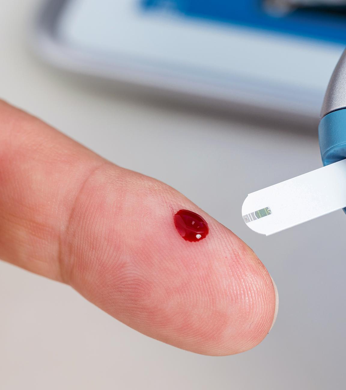 Diabetiker prüft Blutzucker