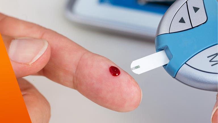 Diabetiker prüft Blutzucker