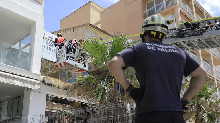 Feuerwehrleute arbeiten nach dem Einsturz am Gebäude des Medusa Beach Club.