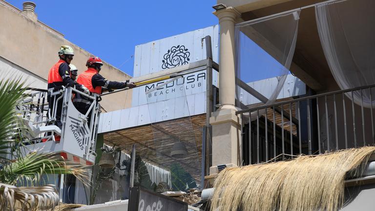 Spanien, Palma: Feuerwehrleute arbeiten nach dem Einsturz am Gebäude des Medusa Beach Club. Archivbild