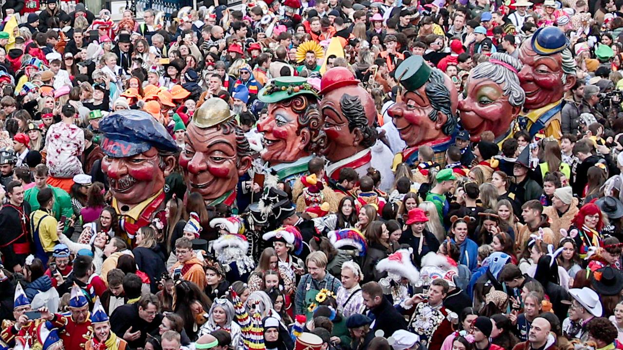 Schwellköpp ziehen durch die Menschenmassen zum Fastnachtsbeginn in Mainz