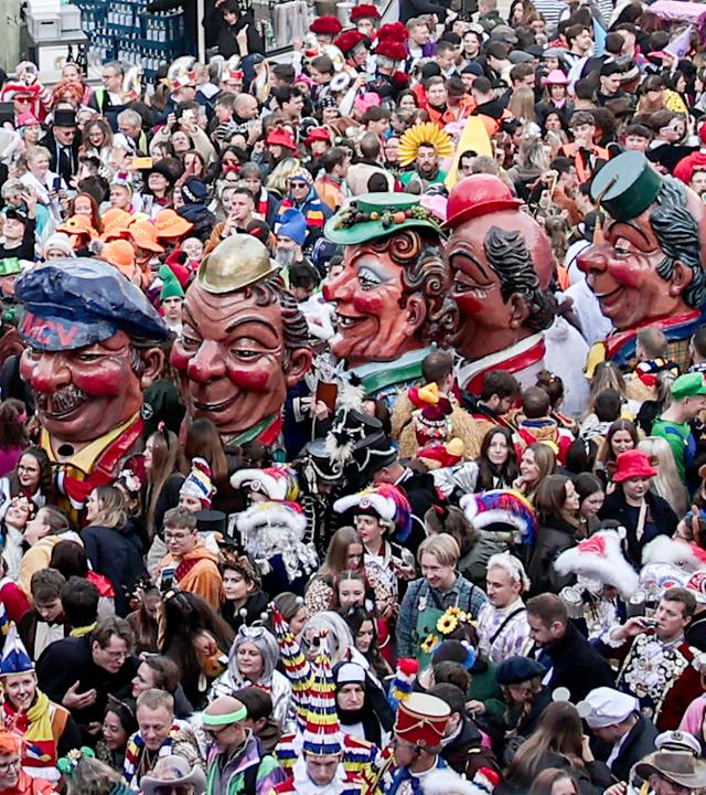 Schwellköpp ziehen durch die Menschenmassen zum Fastnachtsbeginn in Mainz