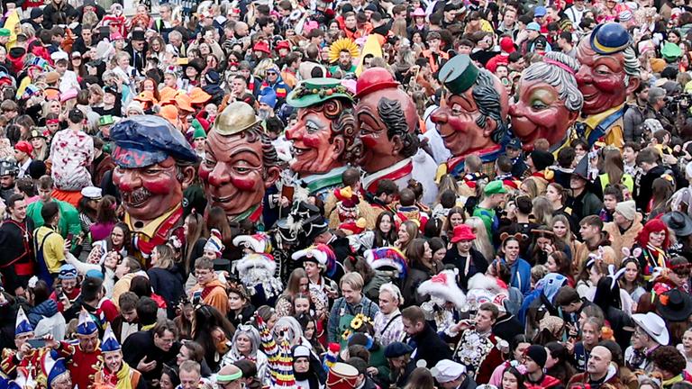 Schwellköpp ziehen durch die Menschenmassen zum Fastnachtsbeginn in Mainz