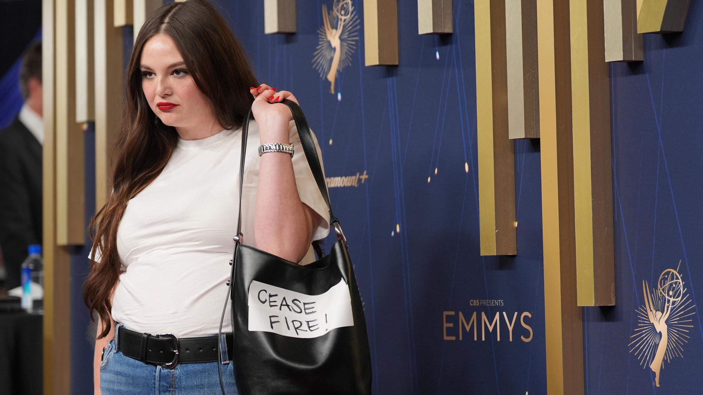 Meg Stalter bei der 77. Emmy Verleihung