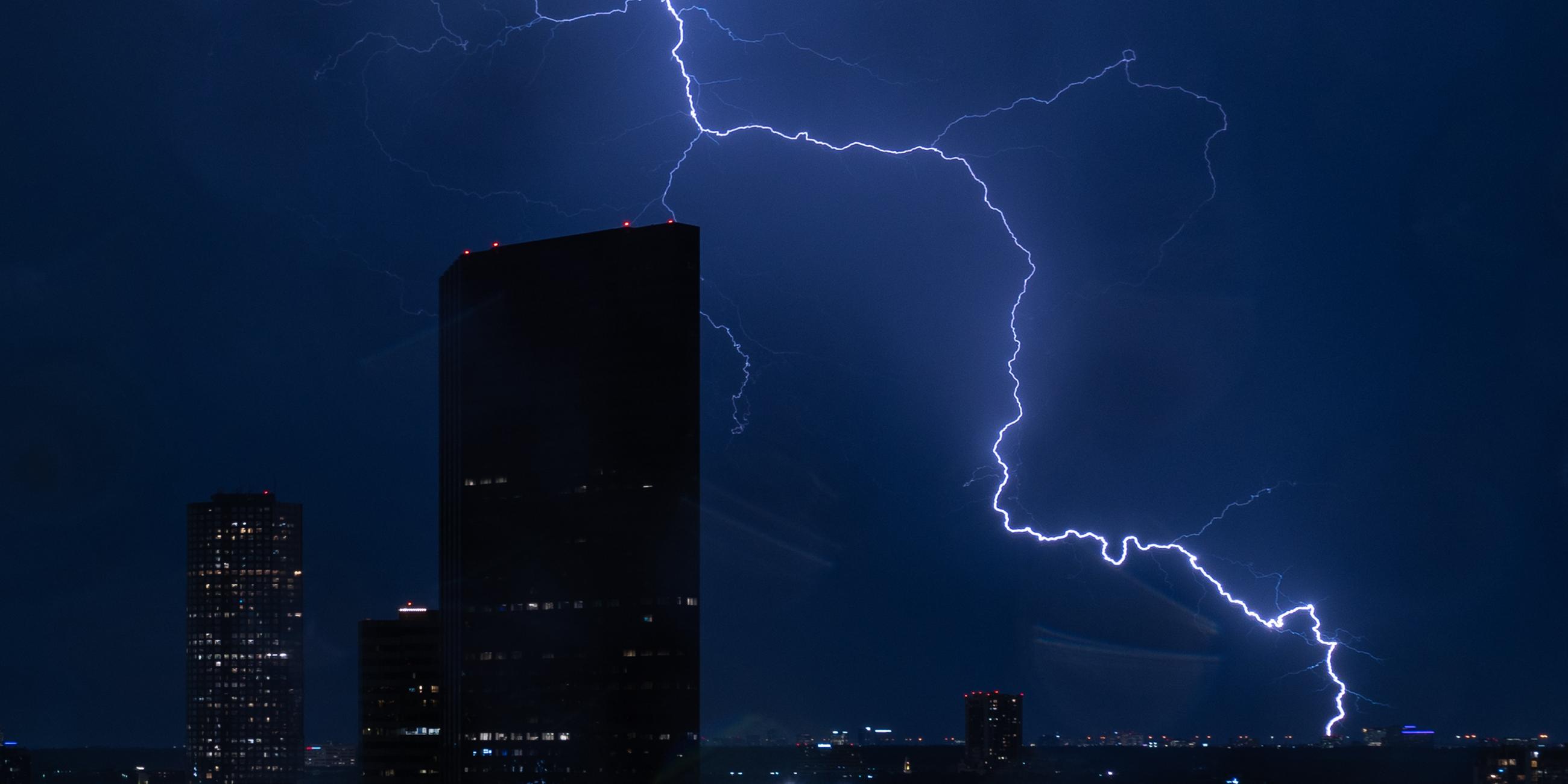 Ein Blitz am Himmel über der Stadt Houston