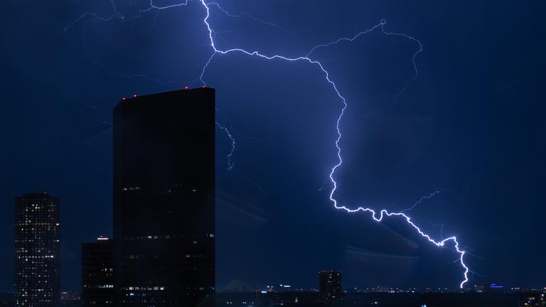 Ein Blitz am Himmel über der Stadt Houston