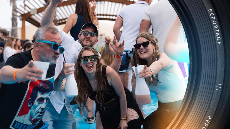 Alt und Jung feiernd auf Poolparty in Novalja.