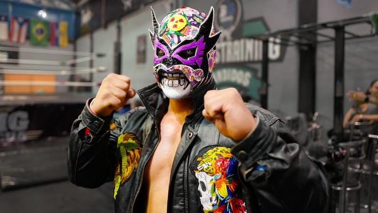 Der Lucha-Libre-Kämpfer Radioactivo bereitet sich in der Arena auf den Kampf vor.