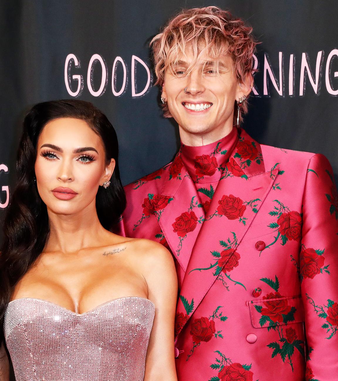 Megan Fox und Machine Gun Kelly stehen nebeneinander und schauen beide nach vorne