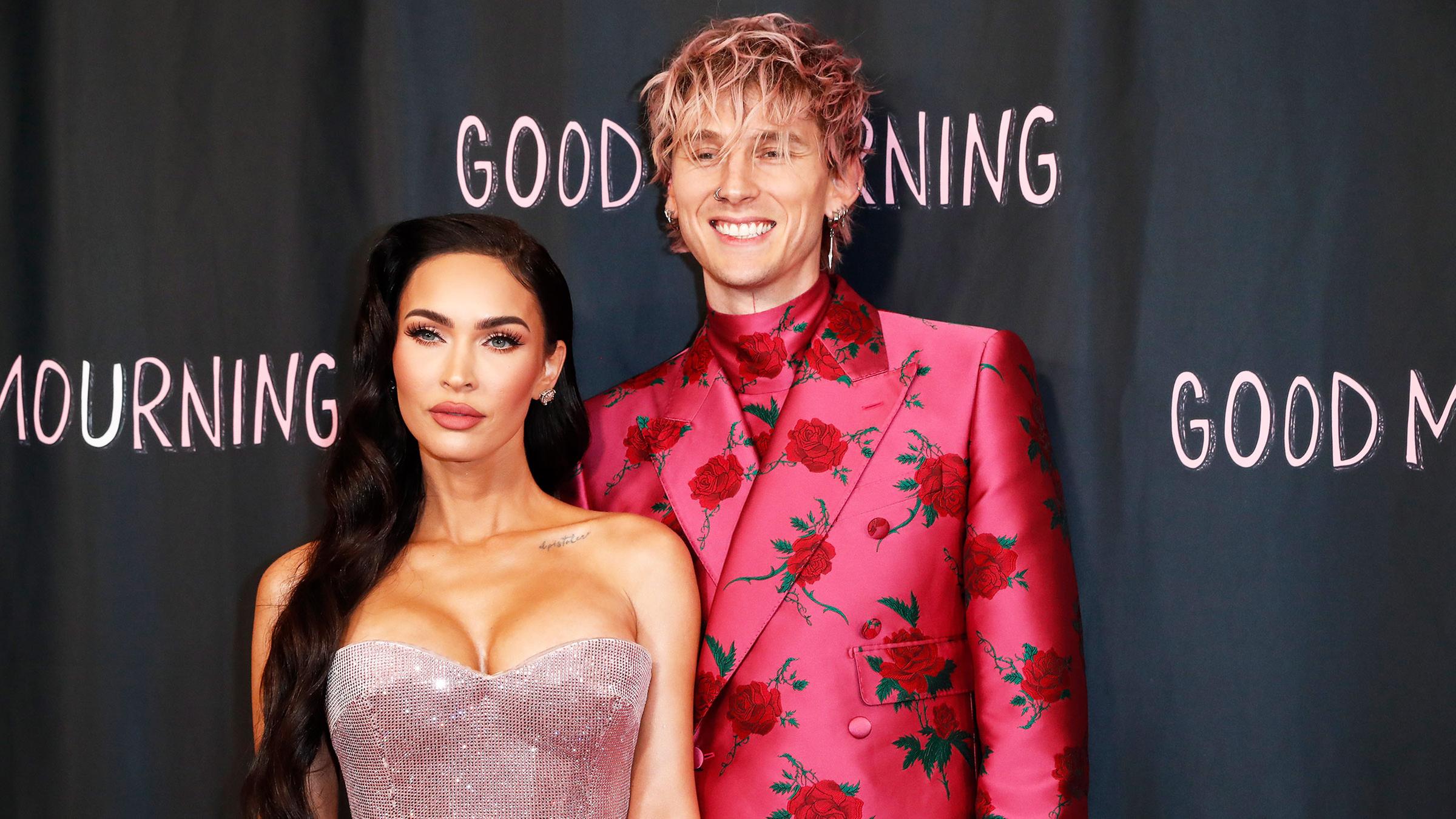 Megan Fox und Machine Gun Kelly stehen nebeneinander und schauen beide nach vorne