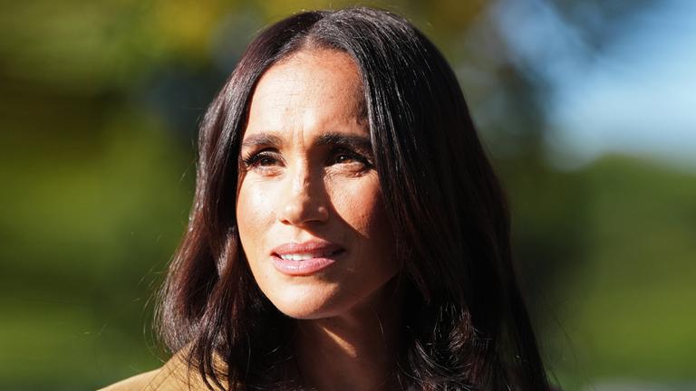 Herzogin Meghan schaut in die Ferne