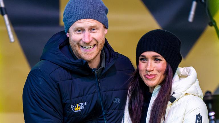 Meghan Markle und Prinz Harry in Winterkleidung.